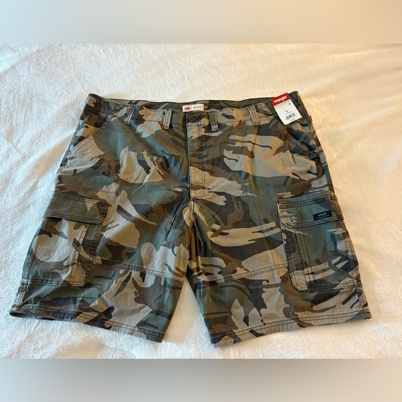 Wrangler Heritage Men’s Size 48 Relaxed Fit Camouflage Shorts New !! - Picture 1 of 8